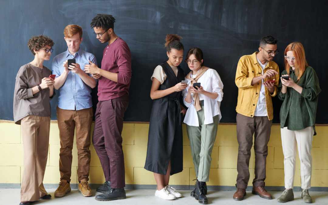 personas con smartphone, 2026, marketing digital, creatividad